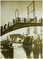 108342 Veestraatbrug. De Veestraatbrug Is in de oorlog 1940 - 1945 twee maal opgeblazen. Hier de opgeblazen Veestraat ...