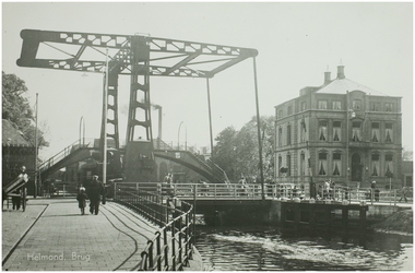 108347 Veestraatbrug. Veestraatbrug gezien in de richting sluis 8. Links nog een gedeelte van de Kasteelpoort. Midden ...