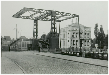 108348 Veestraatbrug. Veestraatbrug en Voetbrug gezien vanaf de Havenweg. Rechts achter Hotel West - Ende, 1945 - 1955