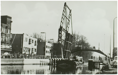 108352 Veestraatbrug. Veestraatbrug en Voetbrug, gezien vanaf de Kanaaldijk noord - west in zuidelijke richting, 1955 - 1965