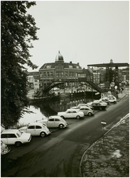 108362 Veestraatbrug. Voetbrug met daar achter de Veestraatbrug gezien vanaf de Kasteellaan. Links : De Kanaaldijk ...