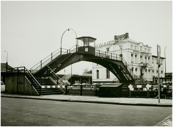 108363 Veestraatbrug. Voetbrug gezien vanuit de Veestraat. De in 1915 gebouwde en in 1972 afgebroken voetbrug over de ...