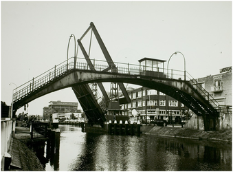 108366 Veestraatbrug. : Voetbrug en de geopende Veestraatbrug gezien vanaf de Kanaaldijk Noord - West. Rechts : de ...