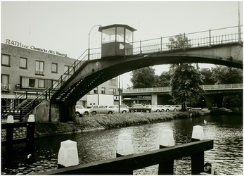 108368 Veestraatbrug. : Voetbrug gezien vanaf de Kanaaldijk Noord - West. Links : een gedeelte van de Kasteellaan en ...