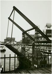 108373 Veestraatbrug. : De Veestraatbrug in geopende toestand. Met daarvoor de in 1972 gesloopte voetbrug. Achteraan de ...