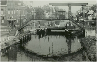 108375 Veestraatbrug. : De Voetbrug en de Veestraatbrug gezien in de richting van Sluis 7. Links : de Kanaaldijk Noord ...