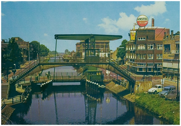 108376 Veestraatbrug. : Veestraatbrug en Voetbrug, gezien in noordelijke richting, 1965 - 1975
