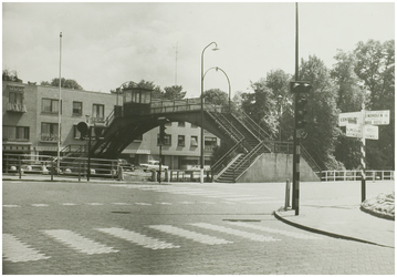 108377 Veestraatbrug. : Voetbrug, gezien gezien vanaf de Steenweg - Kanaaldijk Noord - West. In de richting ...