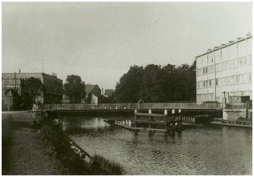 108394 Brug aan de Trambrugweg. : Gezien vanaf de Houtse Parallelweg in de richting van het centrum. Links de toegang ...