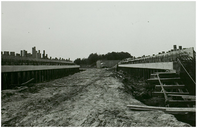 108399 Bruggen. : Bekisting voor de aanleg van een brug over de Aa. Hier tussen door stroomt later de Aa, 10-06-1984