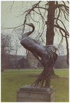 108415 Beeldhouwwerk De Kraanvogel , bronzen beeld op sokkel geplaast in de Kasteeltuin Oost - Noordzijde, z.j.