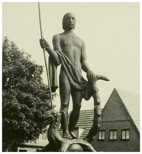 108436 Septemberplein. : ST. Joris met de draak . gevallenen monument van de kunstenaar N. Steenbergen op de hoek ...