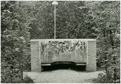 108461 Kasteeltuin. : Nieuw gebouwde liegbank in het park tussen het kasteel plein en de traverse, 20-04-1985