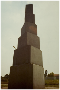 108470 Weg door de Rijpel. : Obelisk. Groeistadkubussen , 07-1982