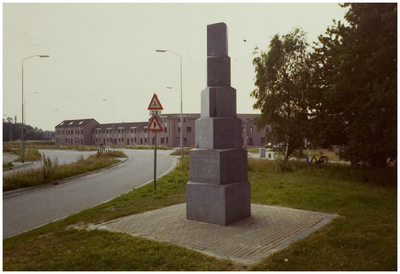 108472 Weg door de Rijpel. : Obelisk. Groeistadkubussen , z.j.