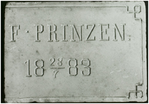 108507 Zuid - koninginnewal. : Gevelsteen van Prinzen en van Glabbeek, 28-12-1982