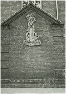 108517 1e Haagstraat. : Muurreliëf. Tegen gevel Carolus Borr. College , 26-10-1987