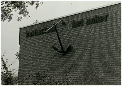 108520 Van Speyklaan. : Het Anker. Aan de muur van basisschool het Anker, 26-10-1987
