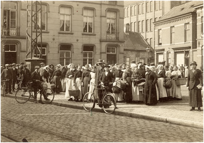 109807 Kerkstraat, hoek Wiel. In de Eerste Wereldoorlog kende Nederland distributie. Op de plaats waar normaal de ...