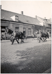 109824 Hier het leveren van de gevorderde paarden in de buurt van het station. Hier passeren enkele paardenbezitters ...