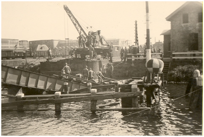 109834 De Spoorbrug over de Zuidwillemsvaart, opgeblazen bij de inval van de Duitse troepen op 10 mei 1940. Foto ...