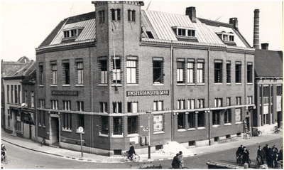 109858 Het pand van de Amsterdamsche Bank op de hoek van de Steenweg/Kanaaldijk N.W. wordt opgeknapt, nadat het bij het ...