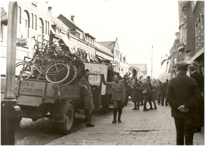 109867 Nederlandse militairen met (hoogstwaarschijnlijk) gevorderde vrachtauto's in de Molenstraat ter hoogte van de ...