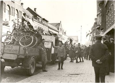 109868 Nederlandse militairen met (hoogstwaarschijnlijk) gevorderde vrachtauto's in de Molenstraat ter hoogte van de ...