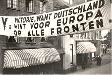 109879 Spandoek op de Steenweg met Duitse propaganda. Foto genomen in de richting van de Veestraatbrug en de Kanaaldijk ...