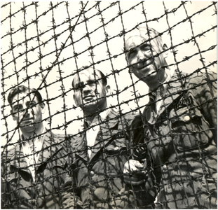 109880 Drie Nederlandse officieren achter het prikkeldraad in concentratiekamp Amersfoort. Dit concentratiekamp werd op ...