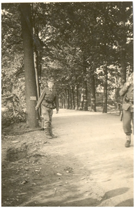 109899 Schuttersputje op de Aarle-Rixtelseweg met daarbij twee Duitse militairen. Foto genomen in de richting ...