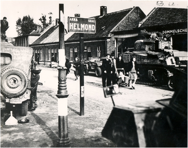 109966 De evacuatie van Helmond West, omgeving Mierloseweg, in de richting Mierlo, bij de bevrijding door de Engelsen, ...