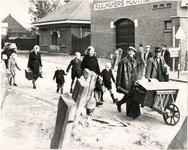 109969 Bewoners uit de omgeving van de Mierloseweg worden tijdens de bevrijding door de Engelsen geëvacueerd, omdat ...