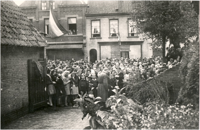 109970 Tijdelijk onderdak voor opgespoorde N.S.B.-ers in de Openbare Lagere School aan de Zuid Koninginnewal. De muur ...