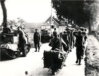 109975 Rooseindsestraat gezien in de richting Duizeldonksestraat. Engelse soldaten die Helmond bevrijdden. Duitsae ...