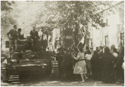 110008 Een legervoertuig met enkele van onze bevrijders in de Heistraat gezien vanaf het Tolpostplein in de richting ...