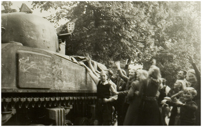 110009 De eerste tanks rijdend in de Warandelaan, gezien in de richting Mierloseweg, 09-1944