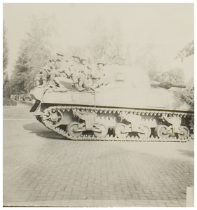110010 Britse legertank in de buurt van de Warandelaan/Eikendreef/Mauritslaan, 09-1944