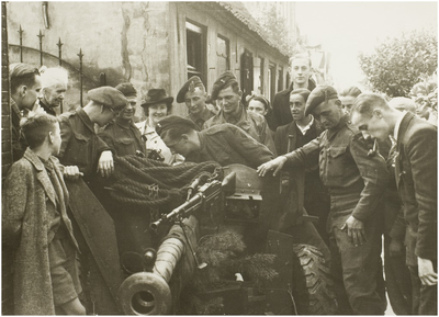 110036 Militairen en Helmonders rondom een legervoertuig aan de Noord Koninginnewal gezien in de richting van de Zuid ...