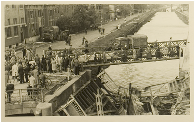 110056 De vernielde Veestraatbrug en de baileybrug over de Zuid-Willemsvaart gezien vanaf de voetgangersbrug. Links de ...