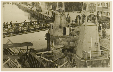 110057 De vernielde Veestraatbrug en de baileybrug over de Zuid Willemsvaart gezien vanaf de voetgangersbrug. Rechts de ...