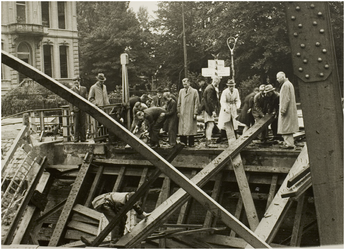 110058 De vernielde Veestraatbrug met op de achtergrond villa West Ende van de familie van der Weijden-Bogaers. Geheel ...