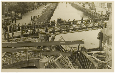110059 De vernielde Veestraatbrug en de baileybrug over de Zuid Willemsvaart gezien vanaf de voetgangersbrug. Links de ...
