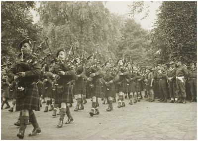 110072 Piper-parade. Schotse pijpers spelen en defileren in de kasteeltuin voor de hoofdingang van het kasteel ...