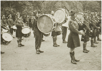 110073 Schotse pijpers musicerend in de kasteeltuin tegenover de hoofdingang van het kasteel, 1944