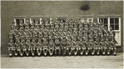 110076 Britse Militaire politie gefotografeerd in Helmond. Hierbij onder andere 4 sergeants, 1 sergeant majoor ...