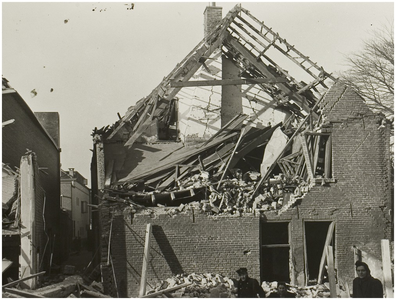 110082 De ravage aangericht door een bombardement op het Rode Kruishospitaal ingericht in Zaal Van Vilsteren op 23 ...