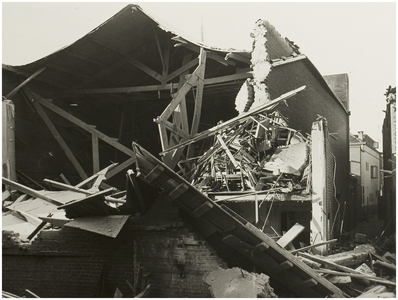 110083 De ravage aangericht door een bombardement op het Rode Kruishospitaal ingericht in Zaal Van Vilsteren op 23 ...