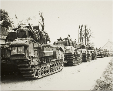110088 Bevrijding zuid Nederland. Churchill-tanks van de 4e Granadier Quarts 6 gds FK.bade rukken op naar Liessel na ...