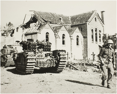 110096 Bevrijding zuid Nederland. Churchill tanks trekken door Overloon met op de achtergrond de deels verwoeste ...